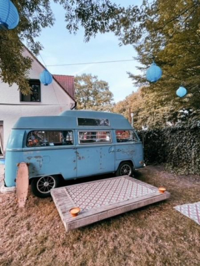 GLAMPING VAN BETTY SUE (Tomorrwloand 5minutes walk)